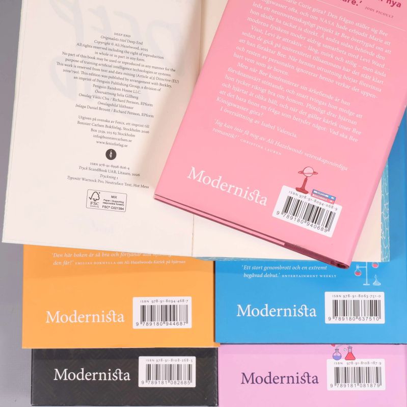Närbild på ISBN-nummer på baksidan av Ali Hazelwood böcker