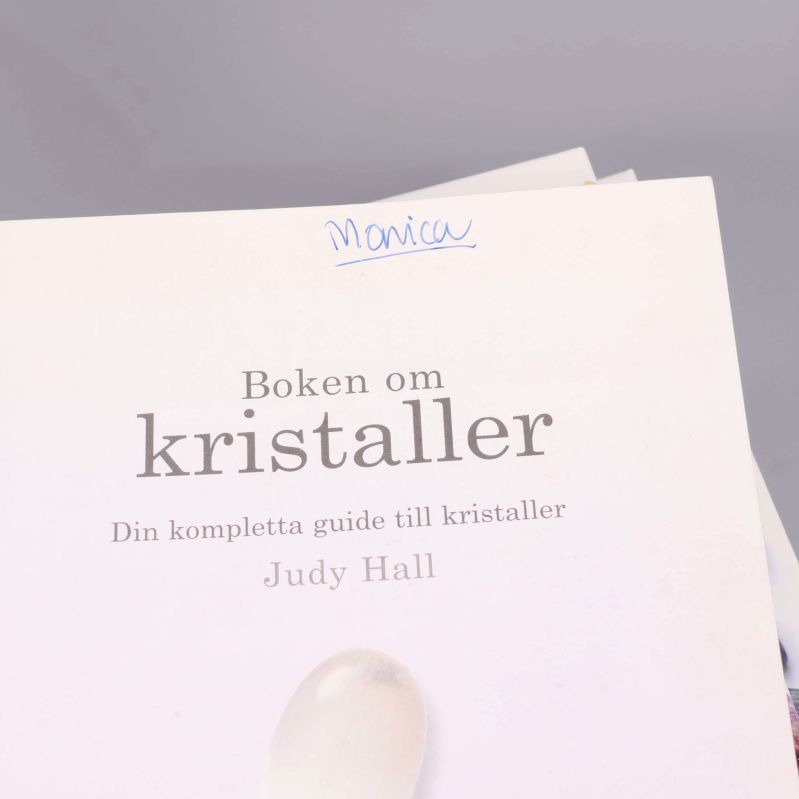 Tre bokbaksidor med synliga ISBN-nummer och streckkoder