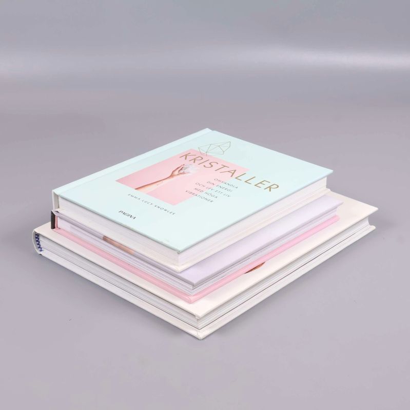 Bokpaket sett från ovan, omslag på översta boken synligt