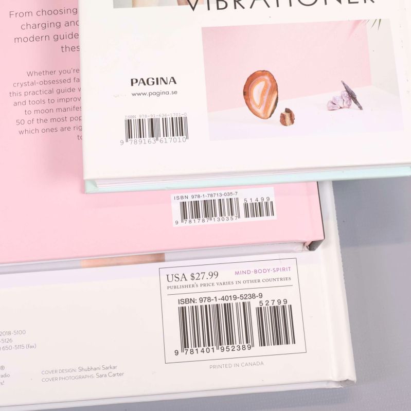 Närbild av böckernas ISBN-koder på baksidorna