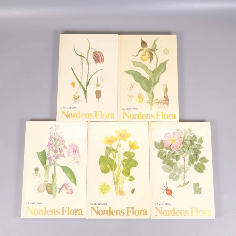 Fem böcker Nordens Flora med botaniska illustrationer på framsidorna