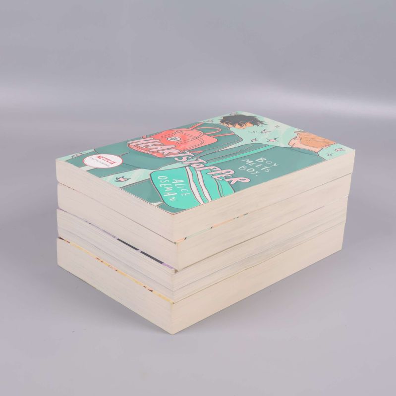 Bokpaket med fyra Heartstopper-volymer staplade plant