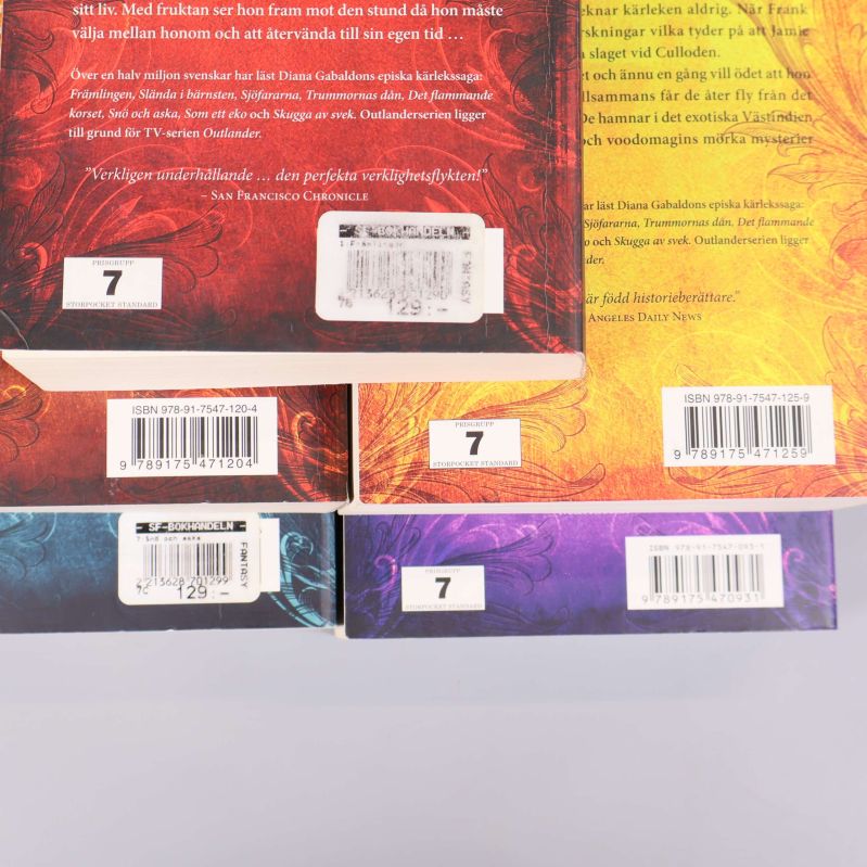 Närbild på baksida med två ISBN-nummer synliga på Outlander-böcker