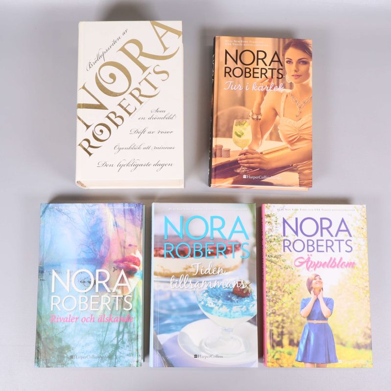 Fem Nora Roberts-böcker från framsidan, med olika omslagsmotiv