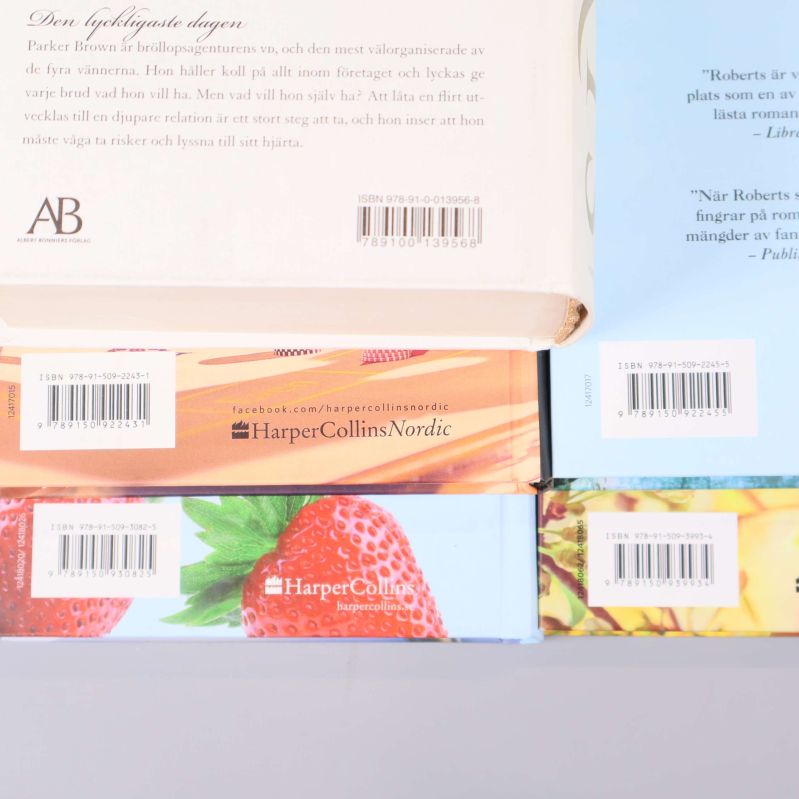 Närbild på ISBN-nummer och streckkoder på fem bokbaksidor