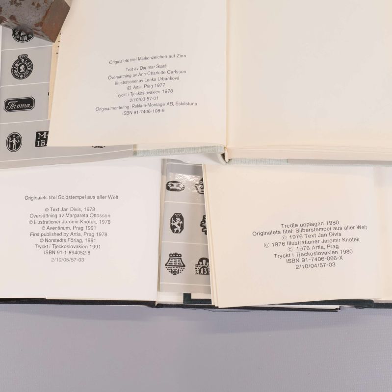 Närbild på inlagor med tryckuppgifter och ISBN-nummer