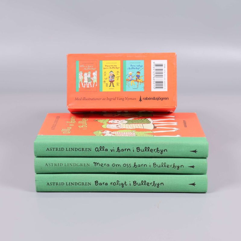 Box och böcker staplade, ryggen visar titlar och illustration