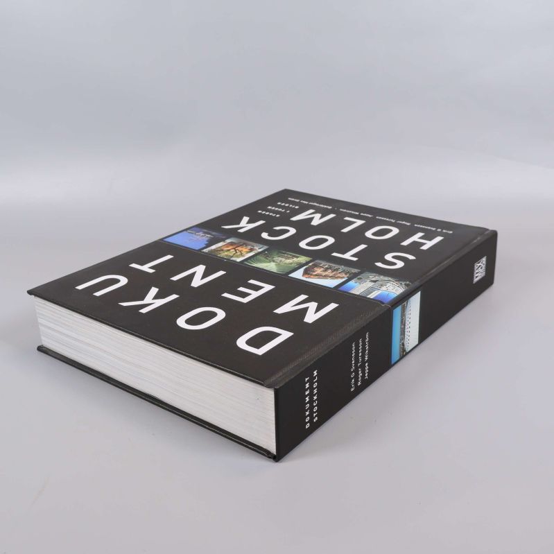 Boken liggande från annan vinkel, visar tydligt rygg och omslag