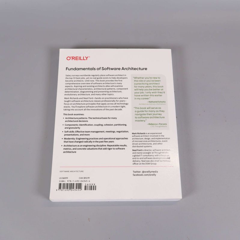 Baksidan av boken Fundamentals of Software Architecture med text och ISBN