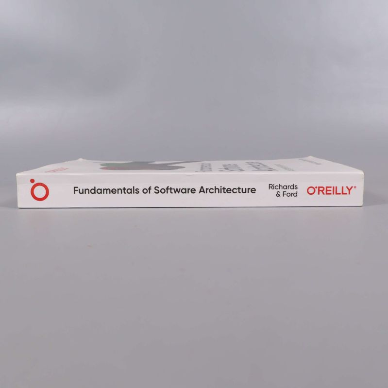 Bokrygg med titeln Fundamentals of Software Architecture och författare