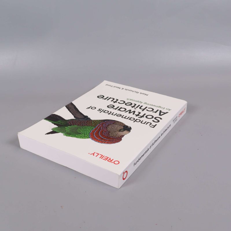 Boken Fundamentals of Software Architecture i liggande vinkel