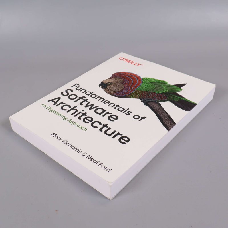 Framsidan av Fundamentals of Software Architecture i sned vinkel