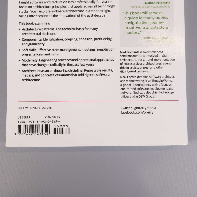 Närbild på bokens baksida med ISBN och text
