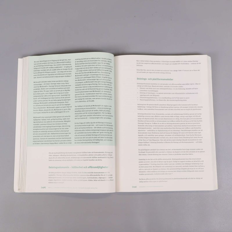Närbild på baksidan av boken med ISBN och streckkod