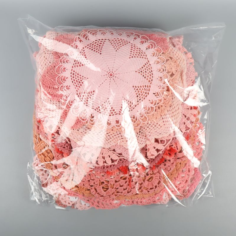 Hög med dukar förpackade i plastpåse
