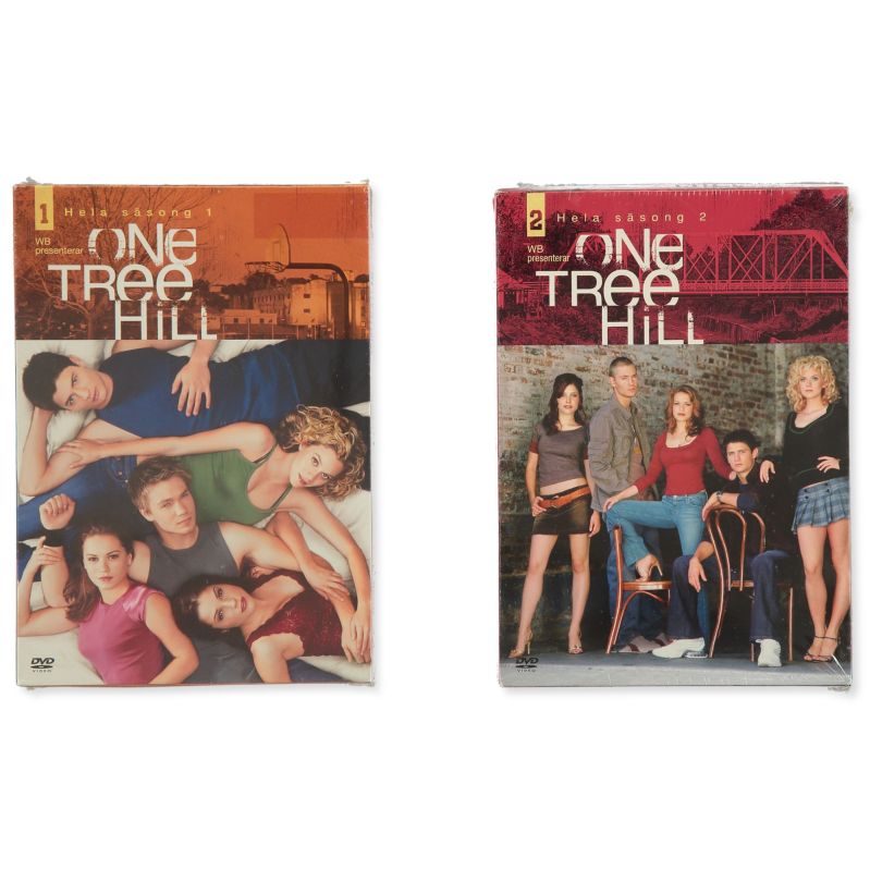 Framsidor av One Tree Hill säsong 1 och 2 DVD-boxar med karaktärer