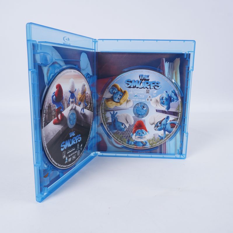 Öppen Blu-ray-box med både Blu-ray och DVD-skivor av Smurfarna