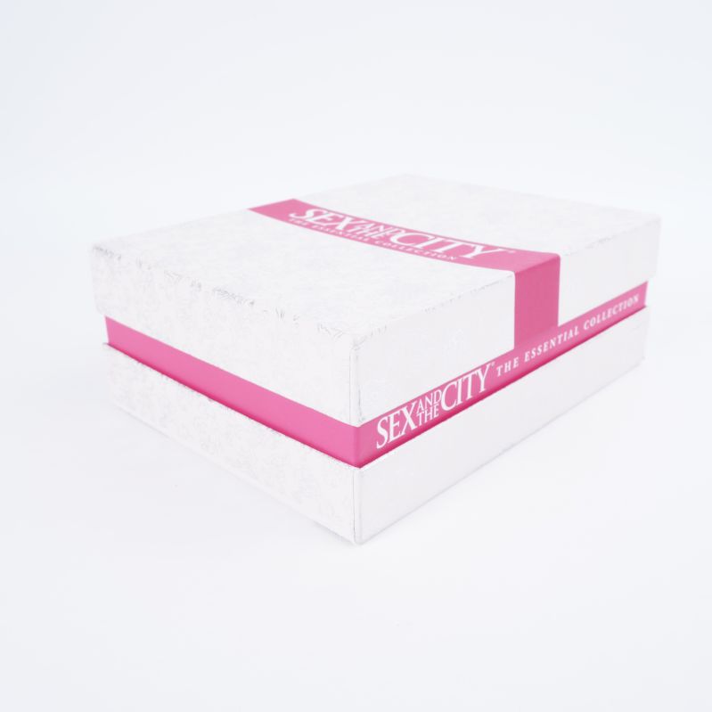 Sex and the City box med lyxig vit och rosa design