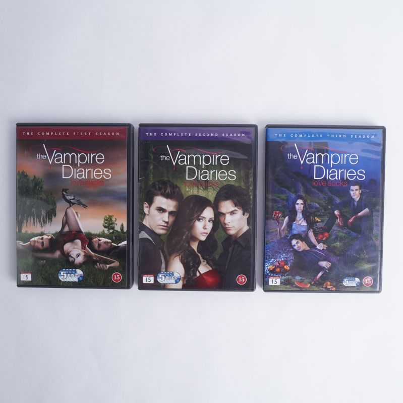 Framsidor på tre The Vampire Diaries DVD-fodral, säsong 1–3