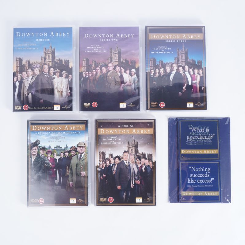 Framsidor av fem Downton Abbey-dvd:er och extra material