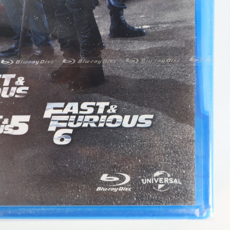 Närbild på loggor och Fast & Furious 6 på fodralets framsida