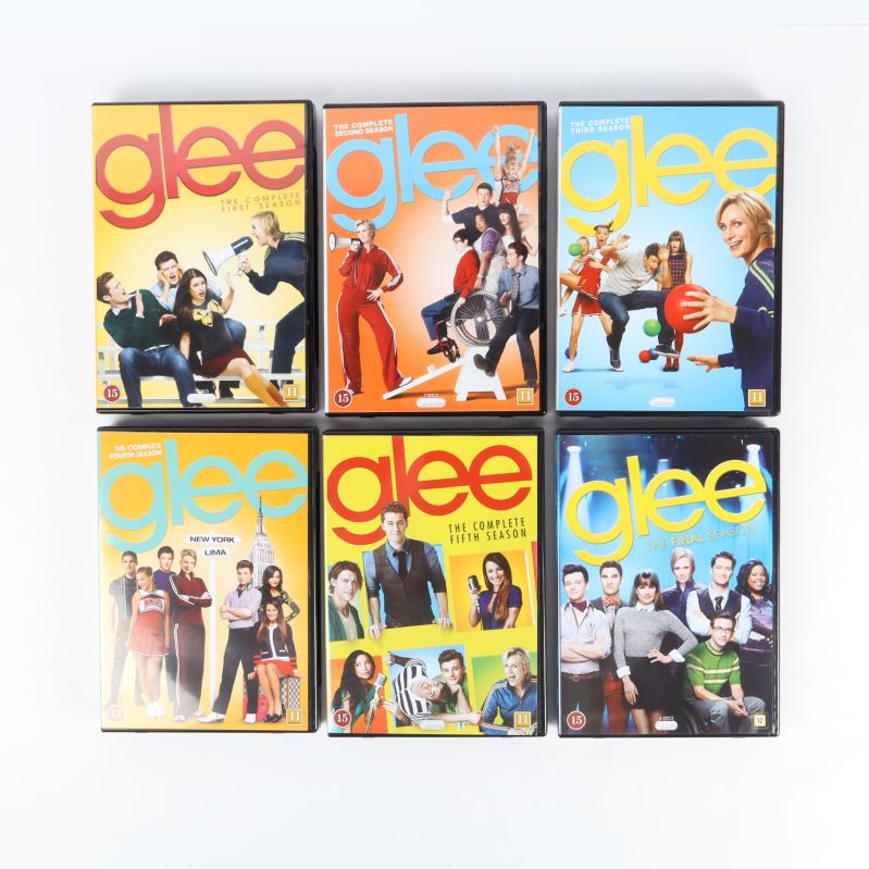 Sex separata Glee DVD-fodral arrangerade på rad