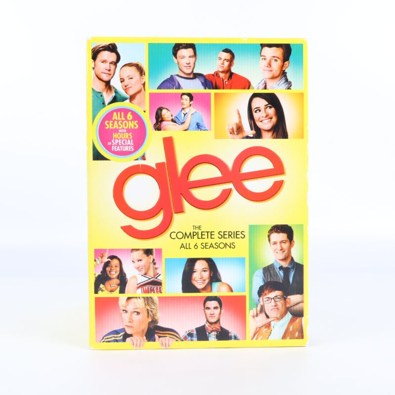 Framsida på Glee komplett seriebox med bilder av skådespelare