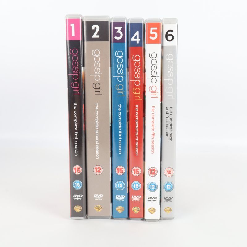 Spines av sex Gossip Girl-dvd med säsongsnummer