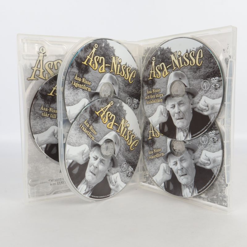 Fyra Åsa-Nisse DVD-skivor ordnade i fodralet