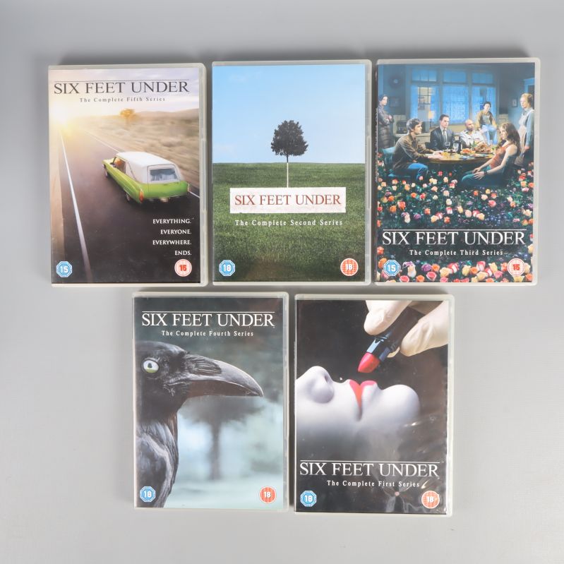 Framsidor av fem dvd-fodral från Six Feet Under