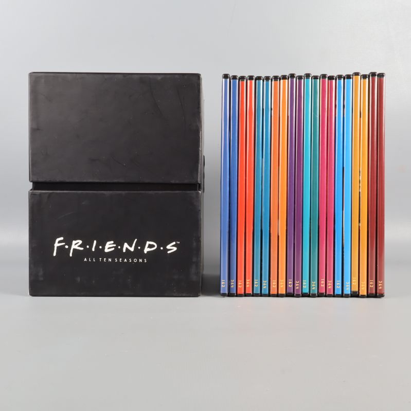 Friends box bredvid uppradade dvd-fodral i olika färger