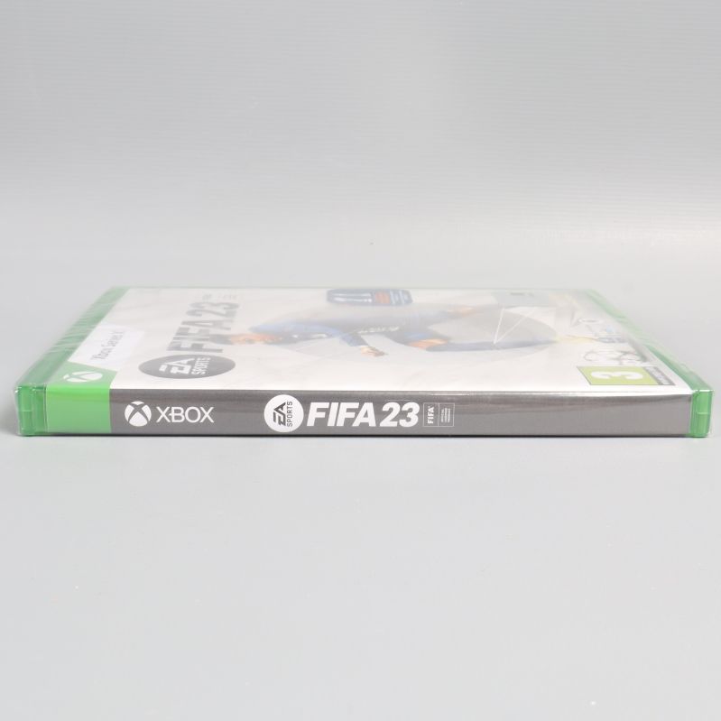 FIFA 23 Xbox Series X syns från sidan med speltitel på ryggen