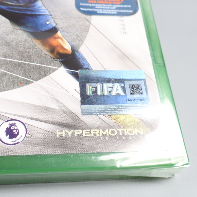 Närbild av FIFA-märke och Hypermotion-logo på framsidan