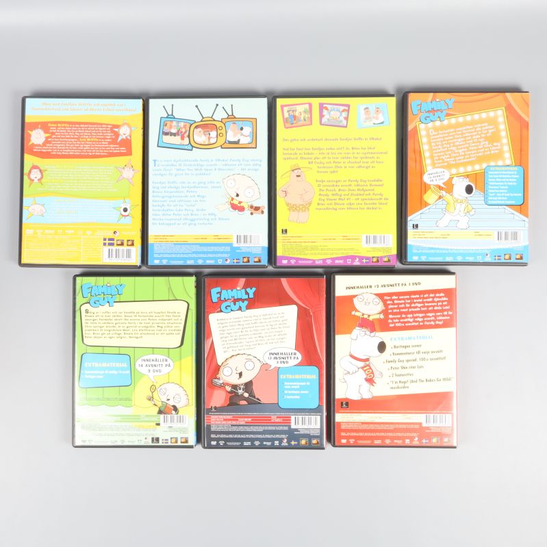 Baksidor av DVD-fodralen för Family Guy säsong 1–7 med text och bilder
