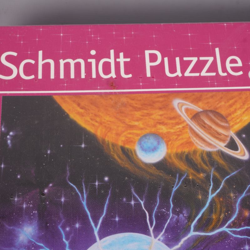 Pusslets överkant visar Schmidt Puzzle-tryck