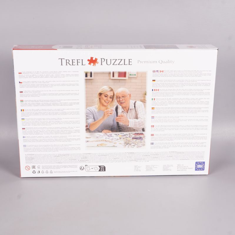 Baksidan av pussellåda med information på flera språk