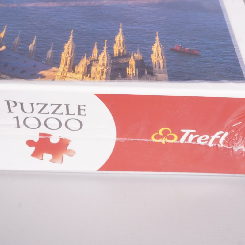 Närbild på Trefl-logo samt märkning av 1000 bitar