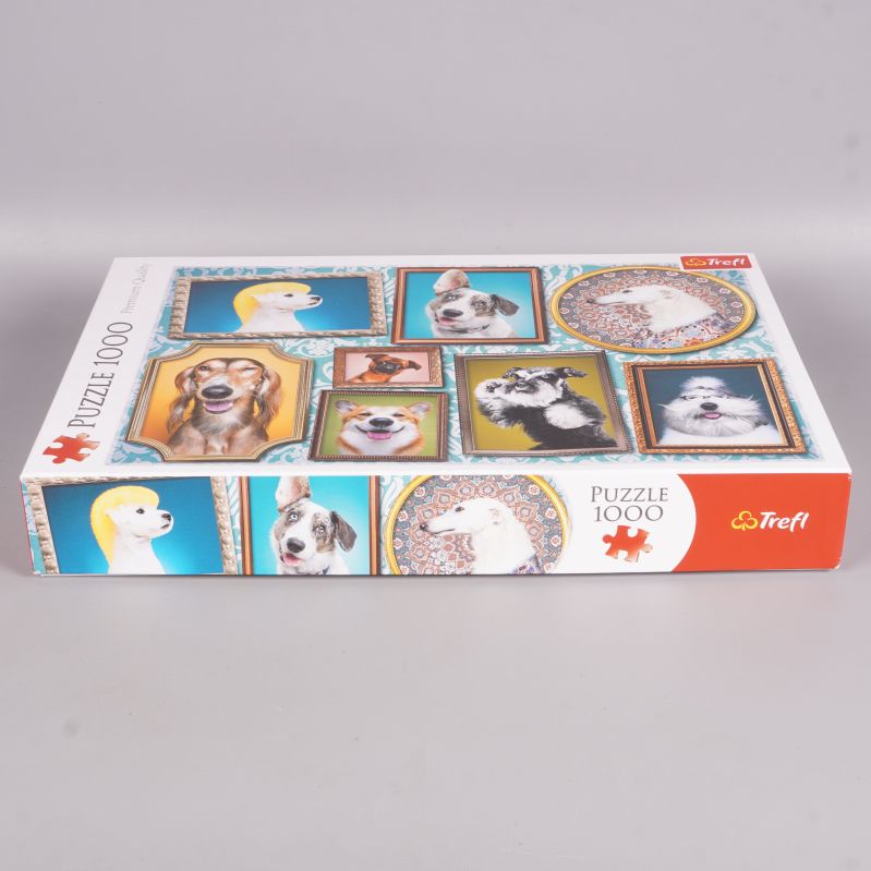 Pusselask med hundbilder fotograferad från sidan