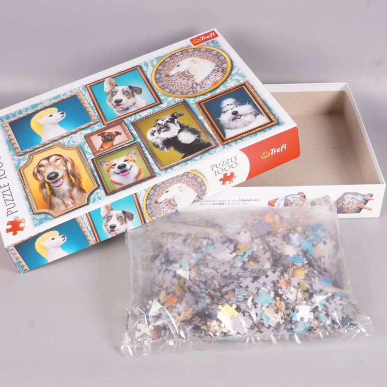 Öppen pusselask med plastpåse fylld med pusselbitar