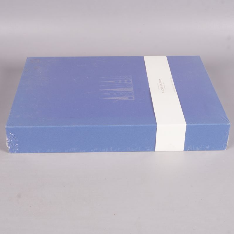 Backgammonspel box sedd från sidan i blå färg