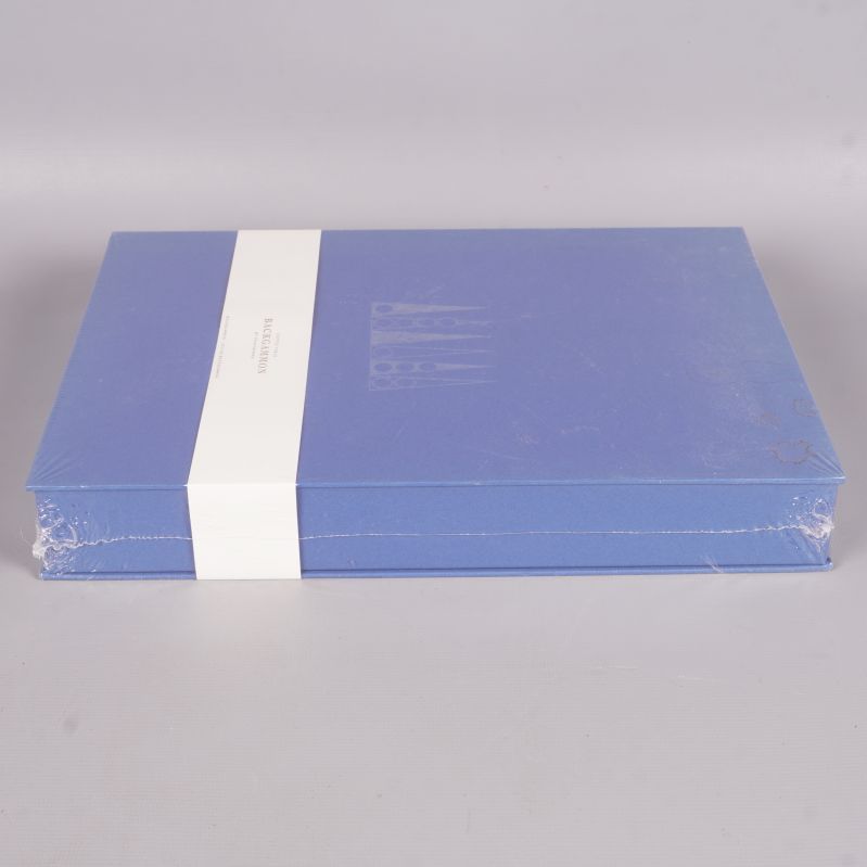 Backgammonspel box liggande i blått med vit banderoll