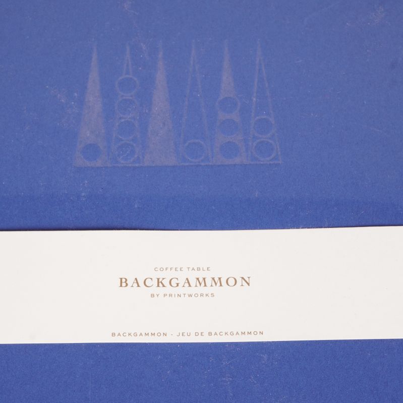 Detalj på vit banderoll med texten Backgammon by Printworks