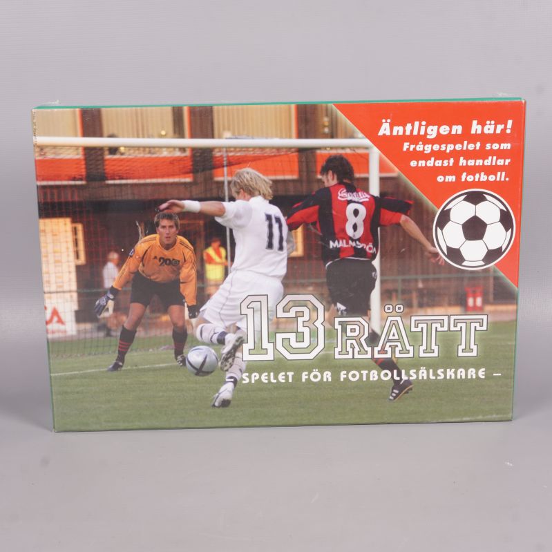 Framsidan av frågespel med fotbollstema och spelare