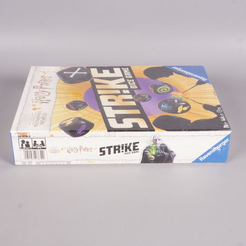 Sidan av spelboxen med logotyp och illustrationer