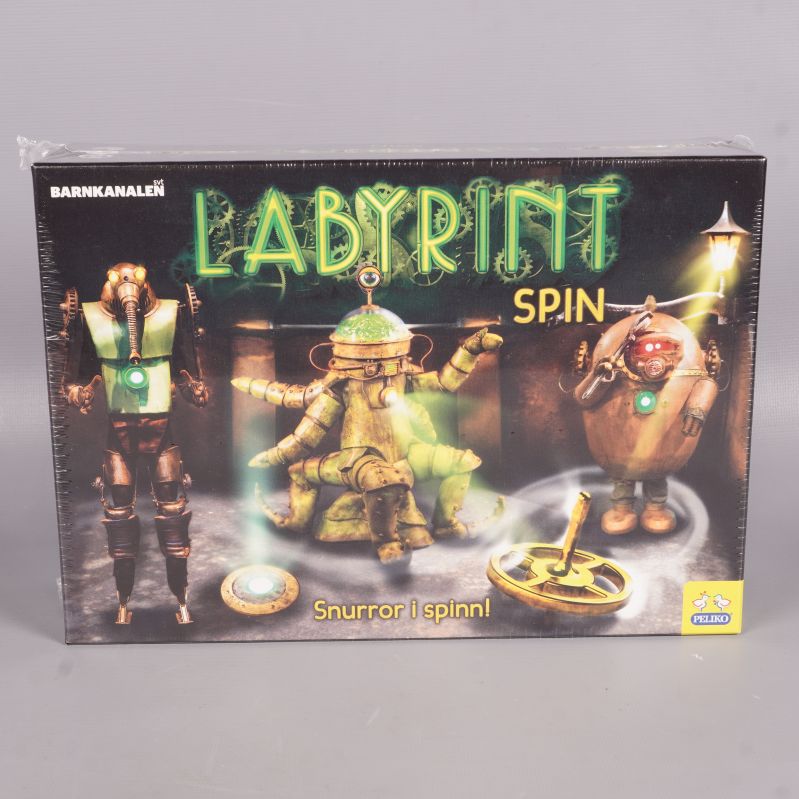 Framsidan av Labyrint Spin med robotfigurer och spelbräde