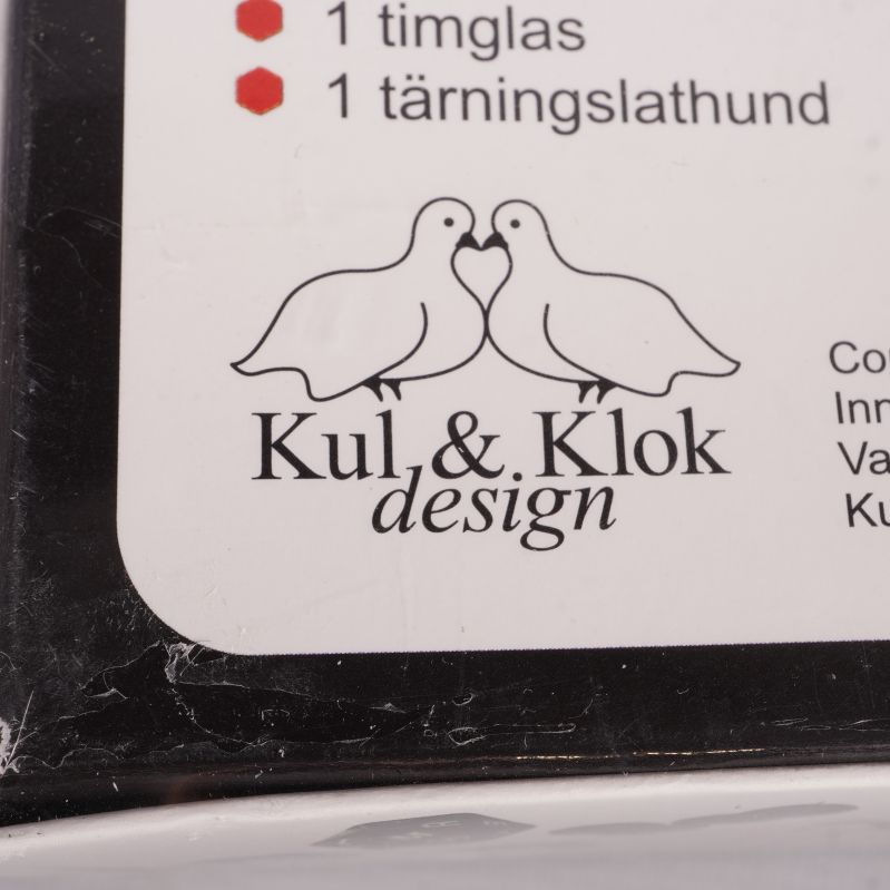 Kul & Klok design logotyp med två fåglar under spellista