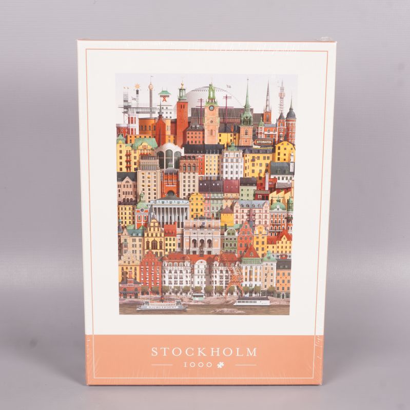 Framsidan av pusselboxen med Stockholm-motiv i färg och text
