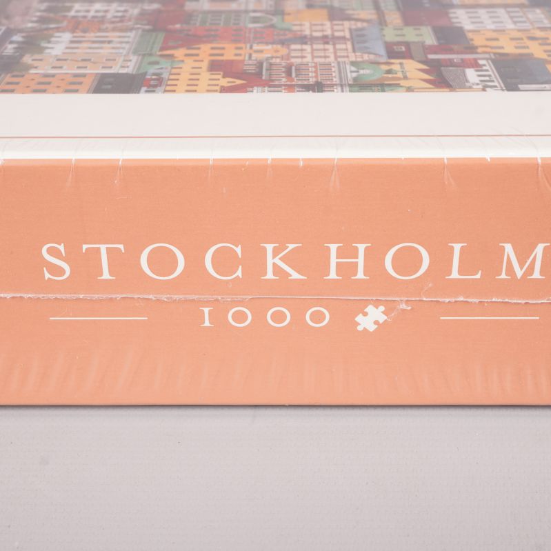 Närbild på texten Stockholm 1000 på boxen