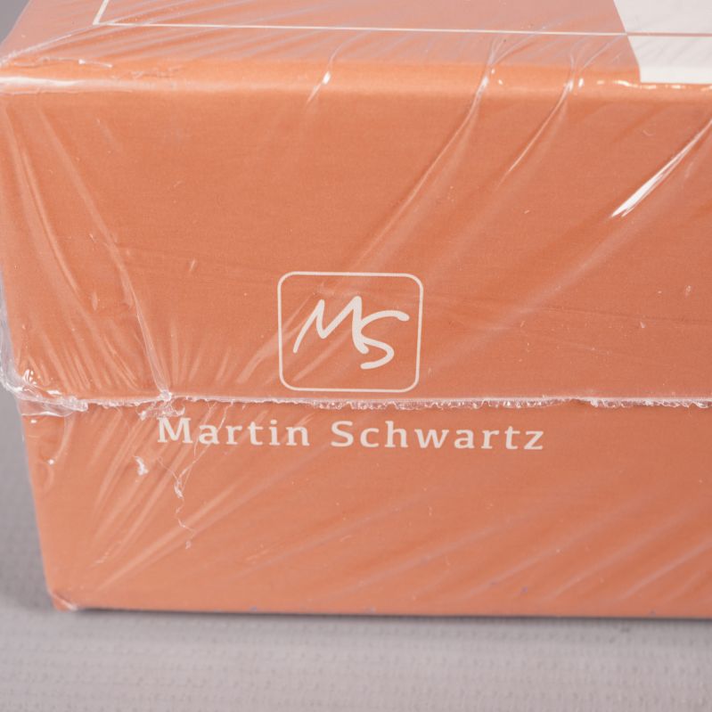 Närbild på logotypen Martin Schwartz på boxen
