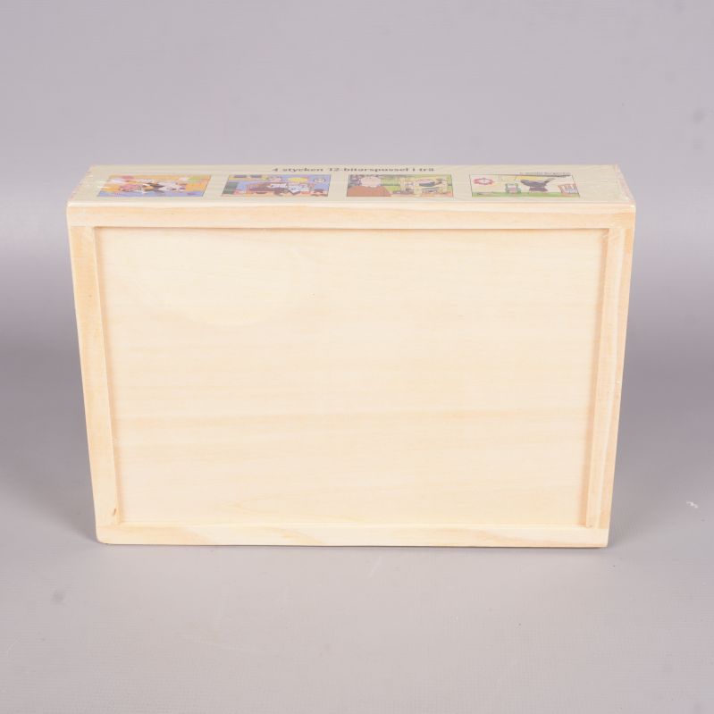 Baksidan av en tom trälåda utan motiv eller text